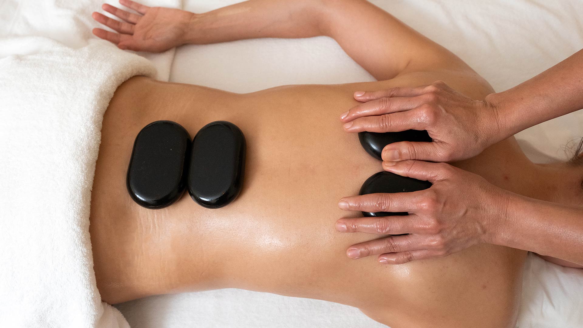 Siam Lava Hot-Stone Massage - Tiefenentspannung mit warmen Lava-Steinen